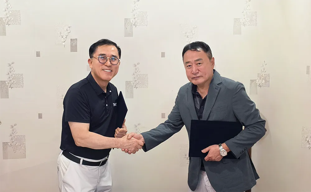 본율한의원 대표원장이 외식업체 대표와 악수하는 모습