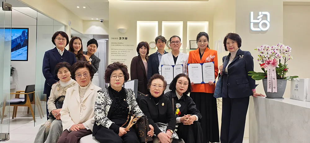 본율한의원에서 경기수원시니어모델협회 회원들과 함께 찍은 협약 기념 사진